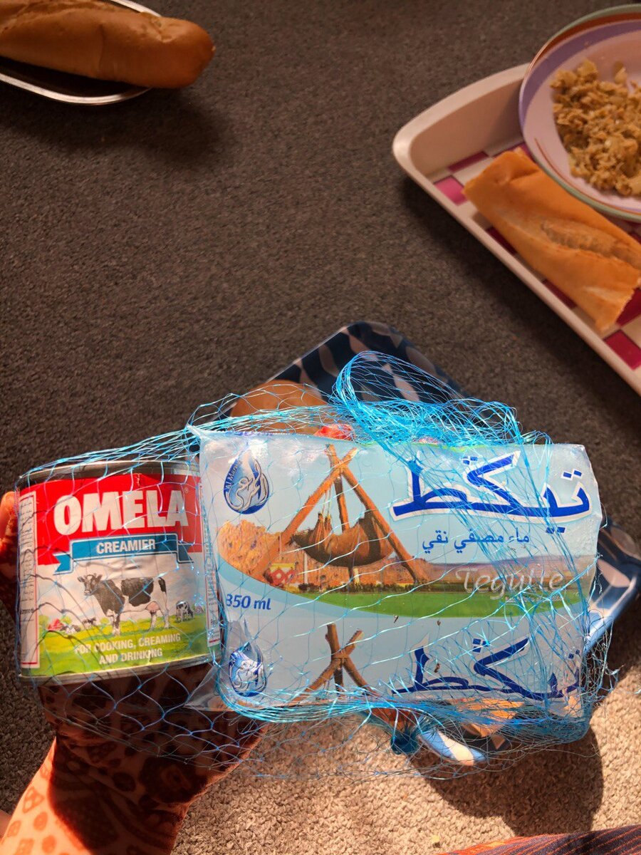 Молоко и кусок льда