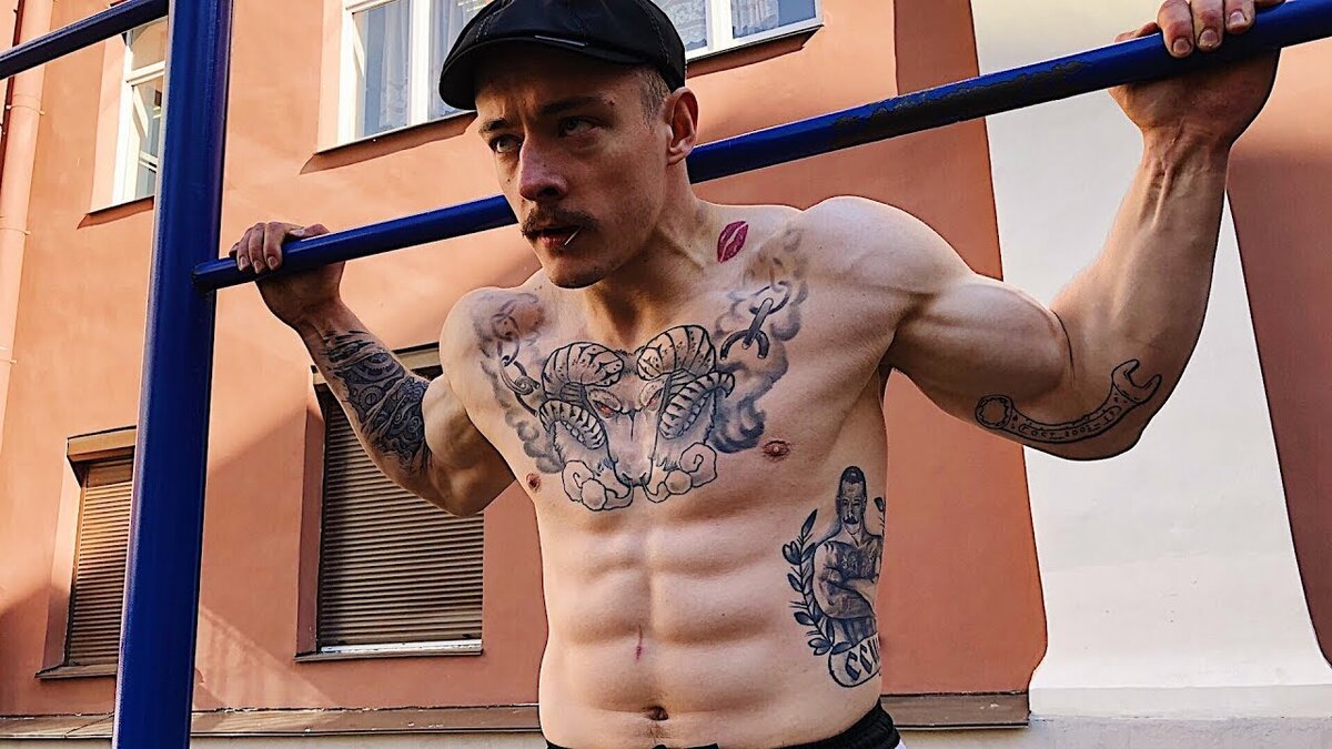 На фото создатель движения "Силачи Старой Школы" - Виктор Блуд. Он не занимается на блочных тренажерах, не качает пресс на фитболах, но зато, выполняет множество упражнений с собственным весом, и свободными весами, в том числе с гирями, вес которых длстигает 72 кг! Тем не менее, Виктор имеет отличных пресс. 