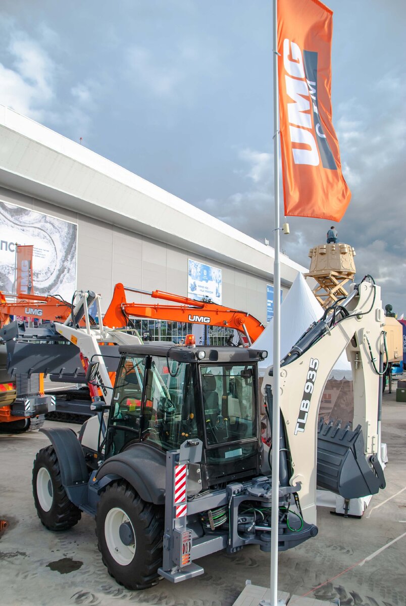 Экскаватор-погрузчик TLB 935