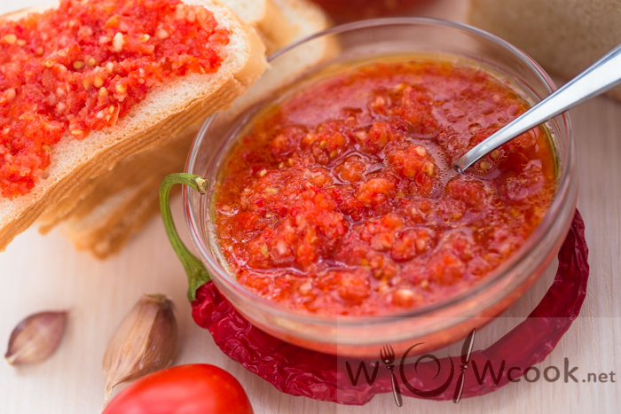 Аджика из помидор, чеснока и перца на зиму: рецепт с варкой