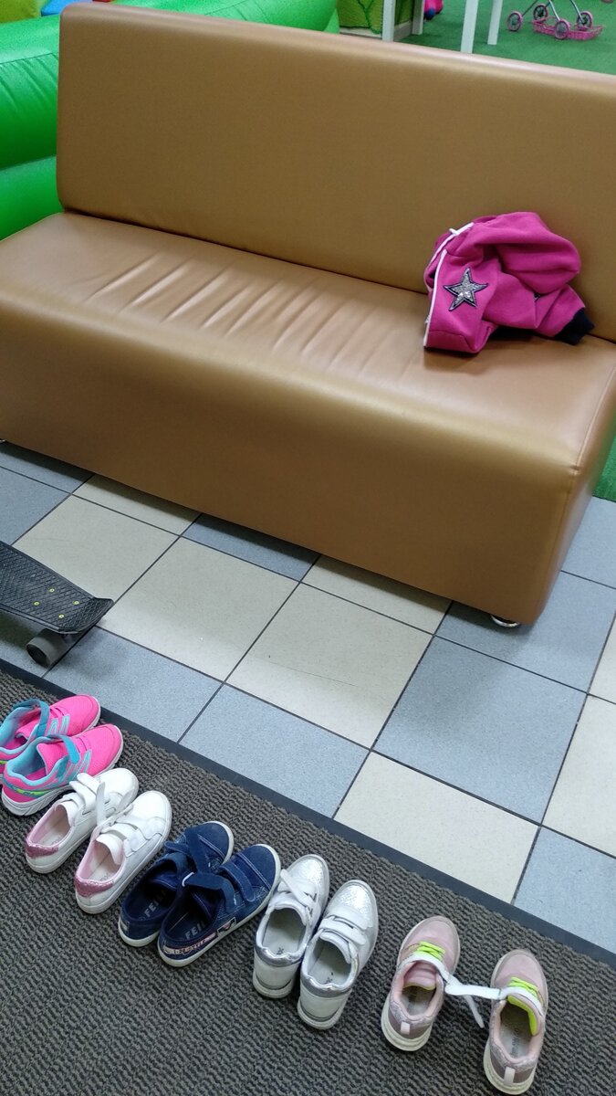 В прихожей на коврике стоит обувь. Интересно, как всё это выглядит зимой.