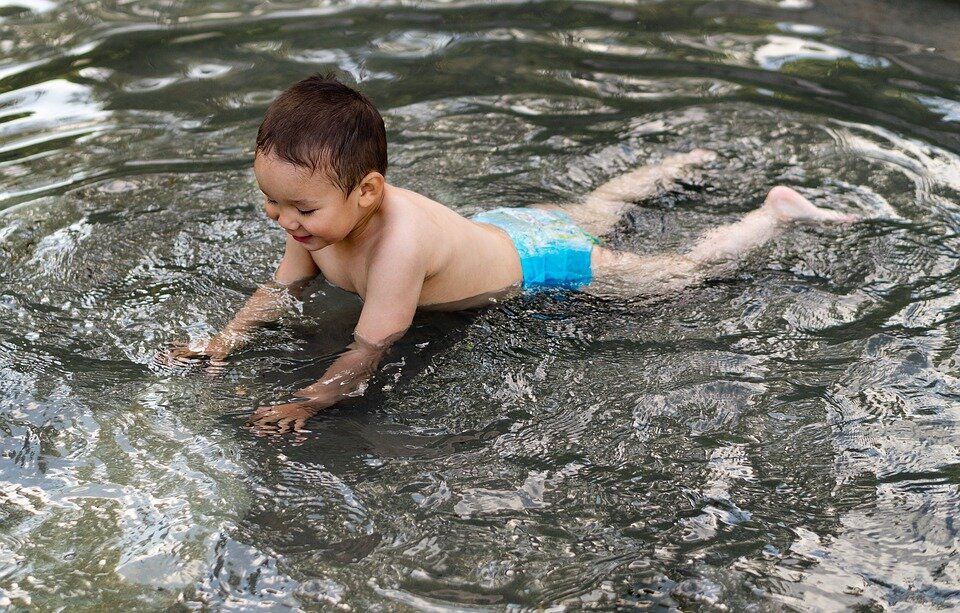 https://cdn.pixabay.com/photo/2016/06/23/22/33/child-1476321_960_720.jpg