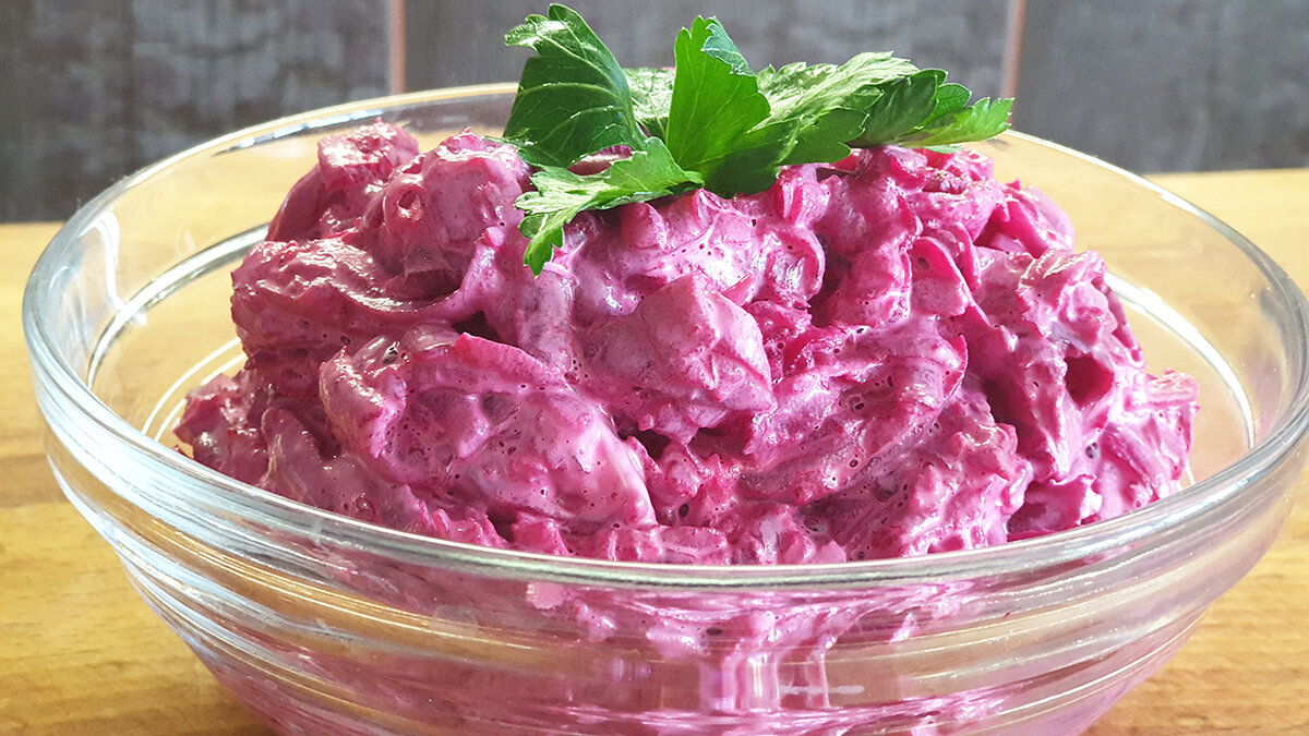 Нам потребуется: Свекла варёная - 3 шт.
Чеснок - 3 зуб.
Майонез - 100 мл.
Соль - по вкусу