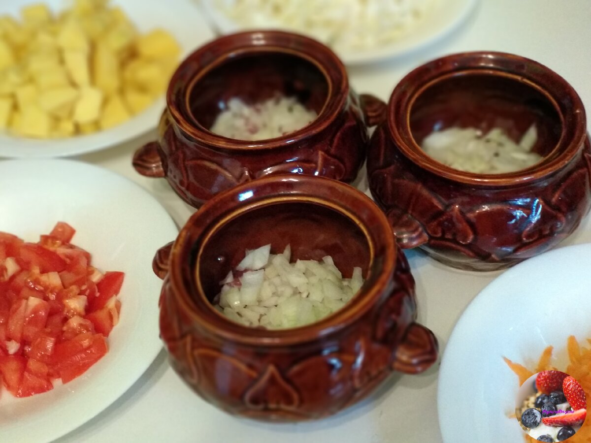 фотографии можно листать в бок . Выкладываем лук, если с мясом готовим, то мясо выкладываем вместе с луком.