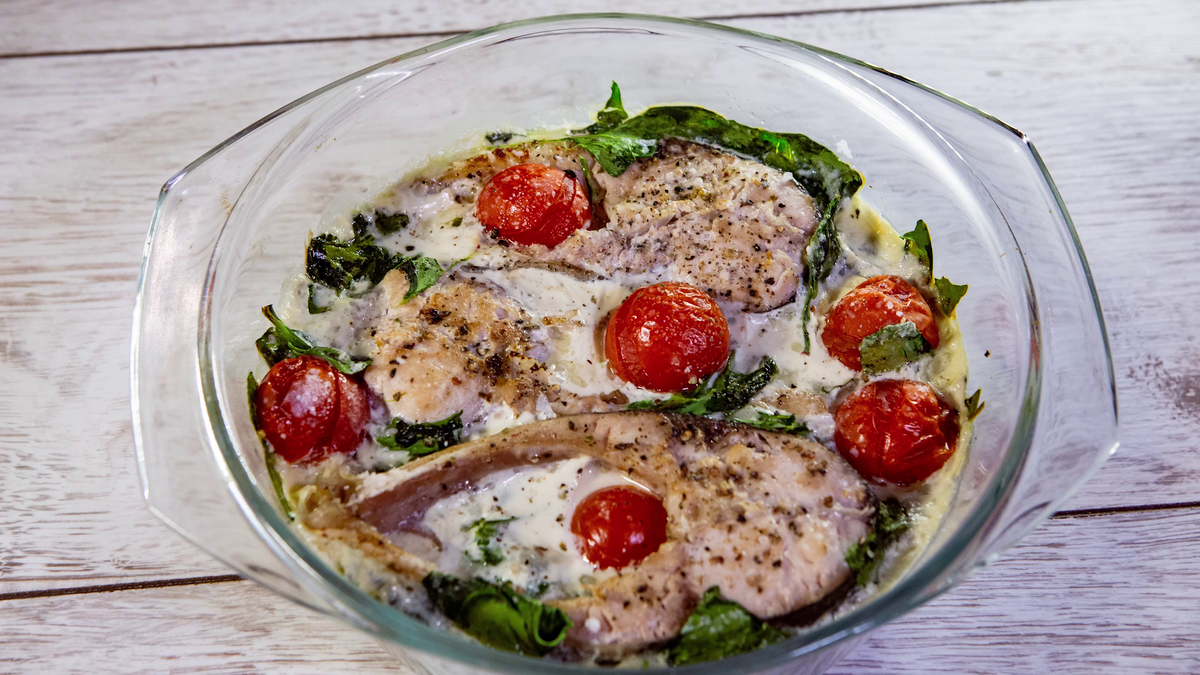 Рыба со шпинатом и черри