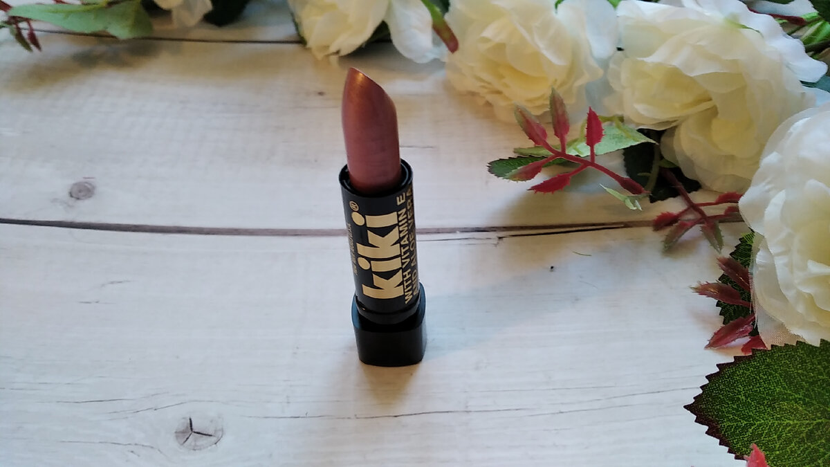 Помада Kiki в оттенке 155 с витамином Е и алое вера хорошо увлажняет губы