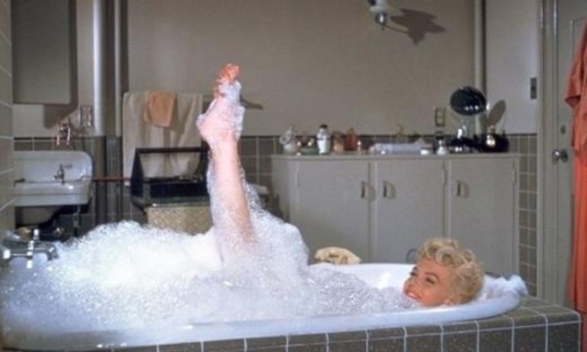 Лучше быть одной, чем несчастной с кем-то. (М.Монро)