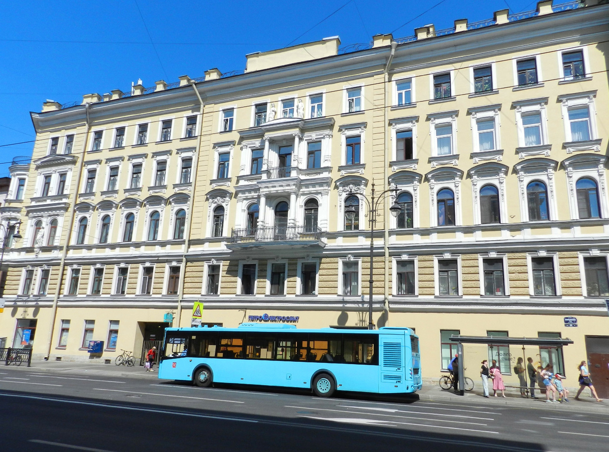 На одной из автобусных остановок.