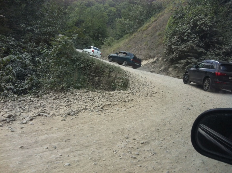 8 километров грунтового серпантина на шаумянском перевале. Фото Яндекс.Картинки 