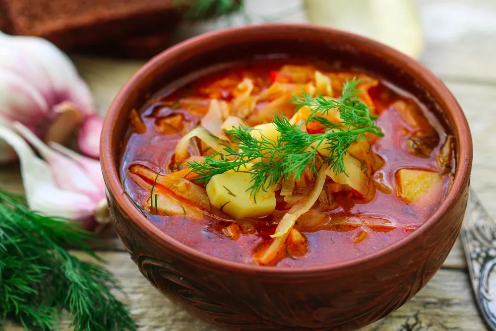 Щи с кислой капустой рецепт. Щи. Щи в горшочке. Борщ в горшочке. Суп с квашеной капустой.