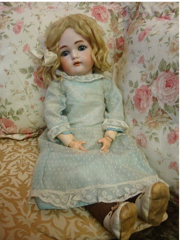 Хотя они бесспорно прелестны! От них веет духом старины, прошлыми временами. Это очень завораживает. (Антикварная фарфоровая кукла. Фото из интернета).