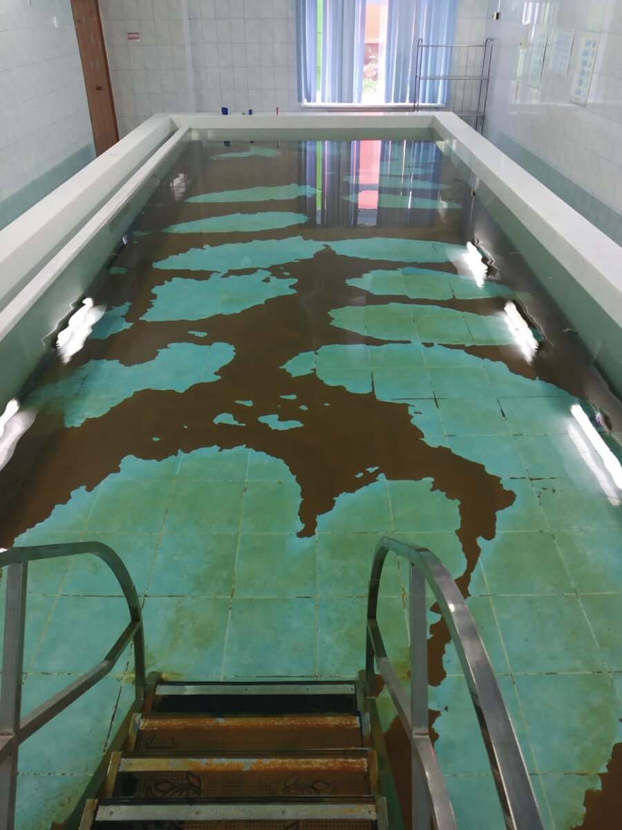 Вода в бассейне через сутки после добавления реагентов