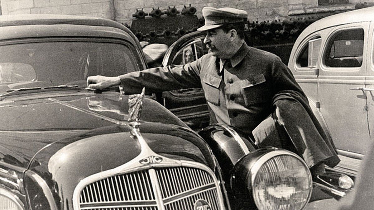 Изображение взято из открытого доступа в интернете. На этой редкой фотографии И.В. Сталин и ЗИС-101.