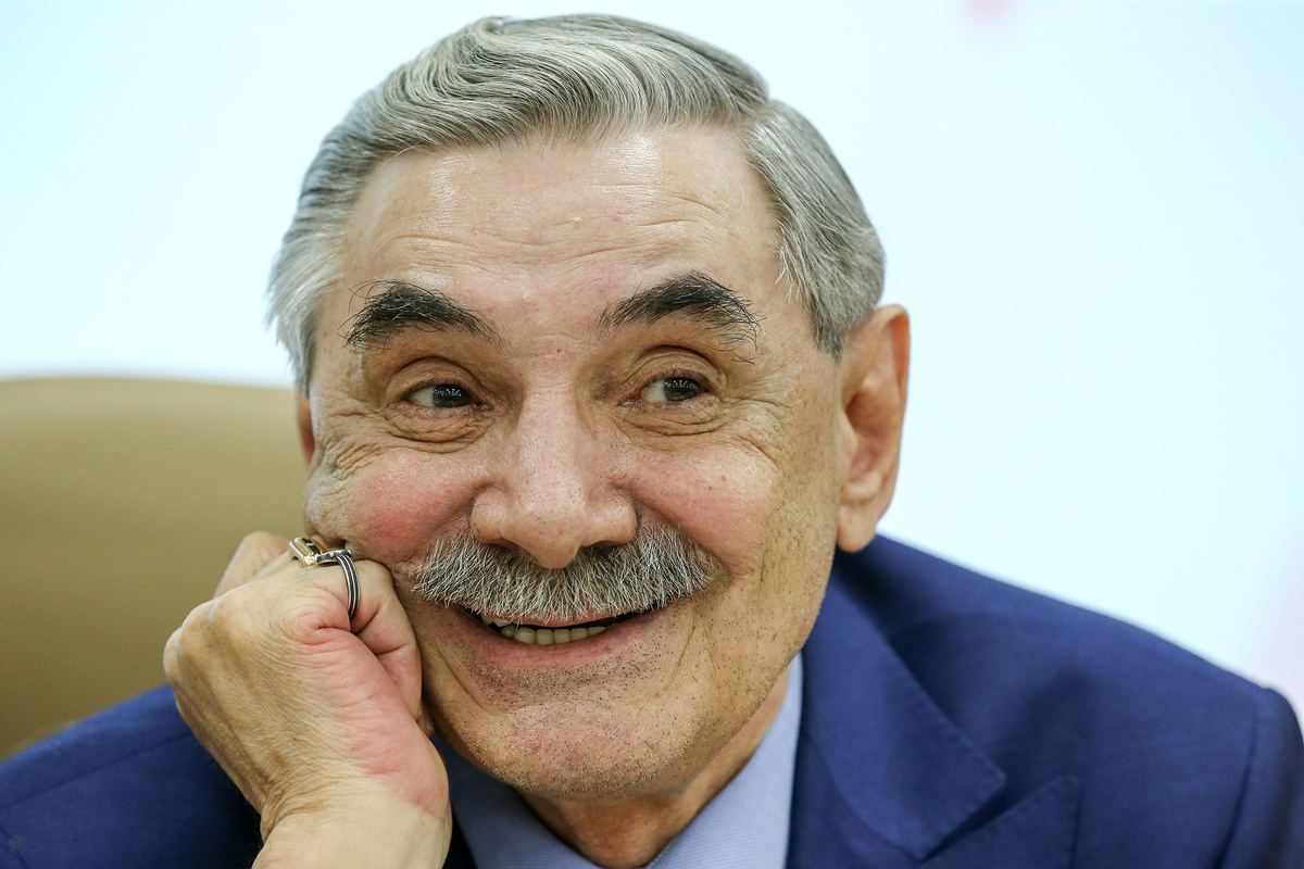 Александр Панкратов Черный - три планеты точно в Раке - Солнце, Венера, Уран, может быть еще Луна, но неизвестно время рождения.