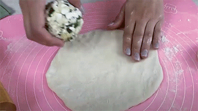 Формируем лепёшки с начинкой.