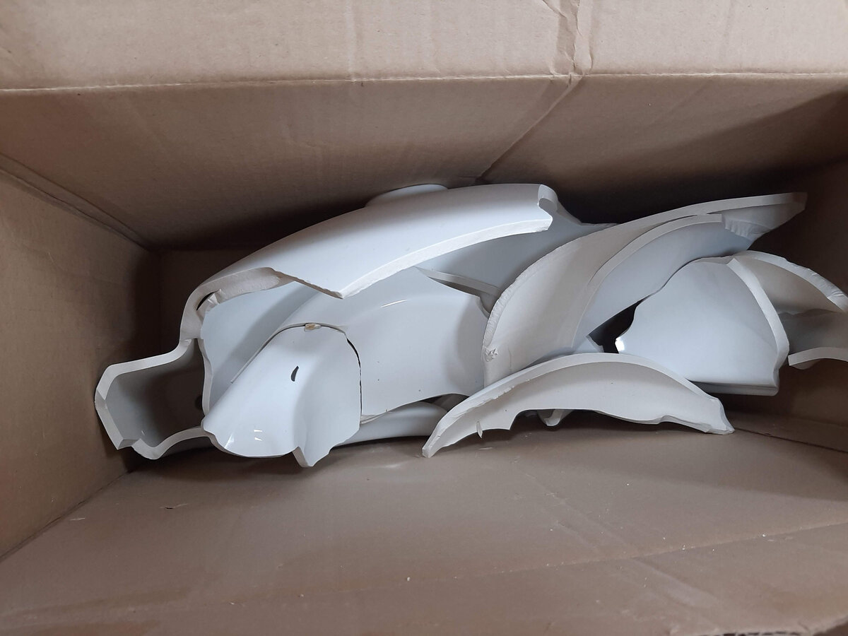 мелкое повреждение керамического умывальника )))