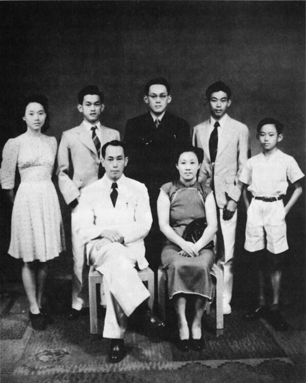 Ли Куан (стоит в центре) в семейном кругу за 15 лет до того, как он стал премьером страны