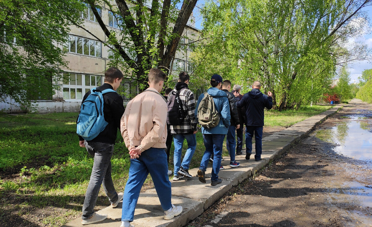 Учащиеся Пермского филиала ФГБОУ ВО "ВГУВТ" и руководитель проектного управления Пермской судоверфи