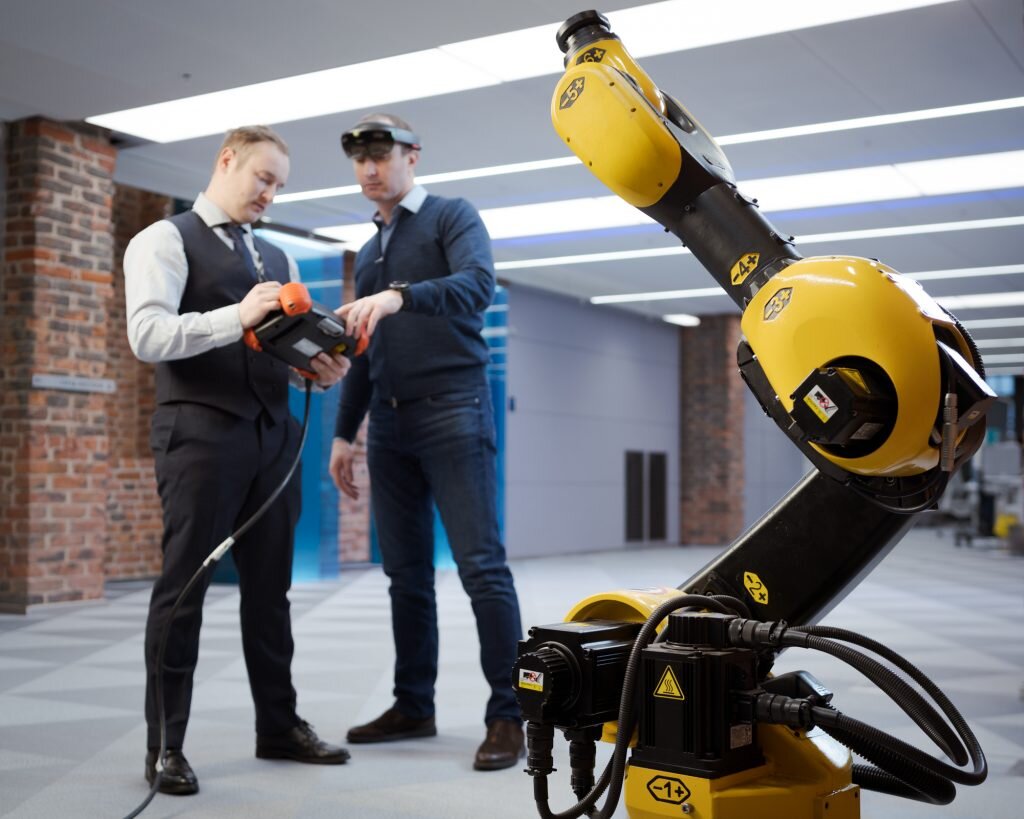 Роботом-манипулятором управляют сотрудники Центра цифровой трансформации «Цифергауз». Фото: «Газпром нефть»