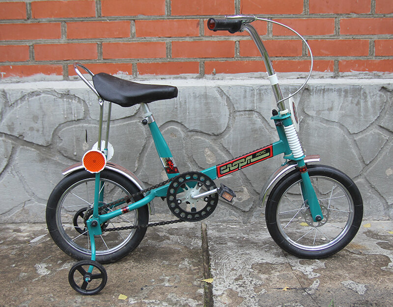 Детский велосипед «Спорт-Люкс», изготовленный на заводе «Электростальтяжмаш» (Электростальский Завод Тяжелого Машиностроения) в городе Электросталь Московской области в 1990 году. Из коллекции Веломузея Андрея Мятиева.