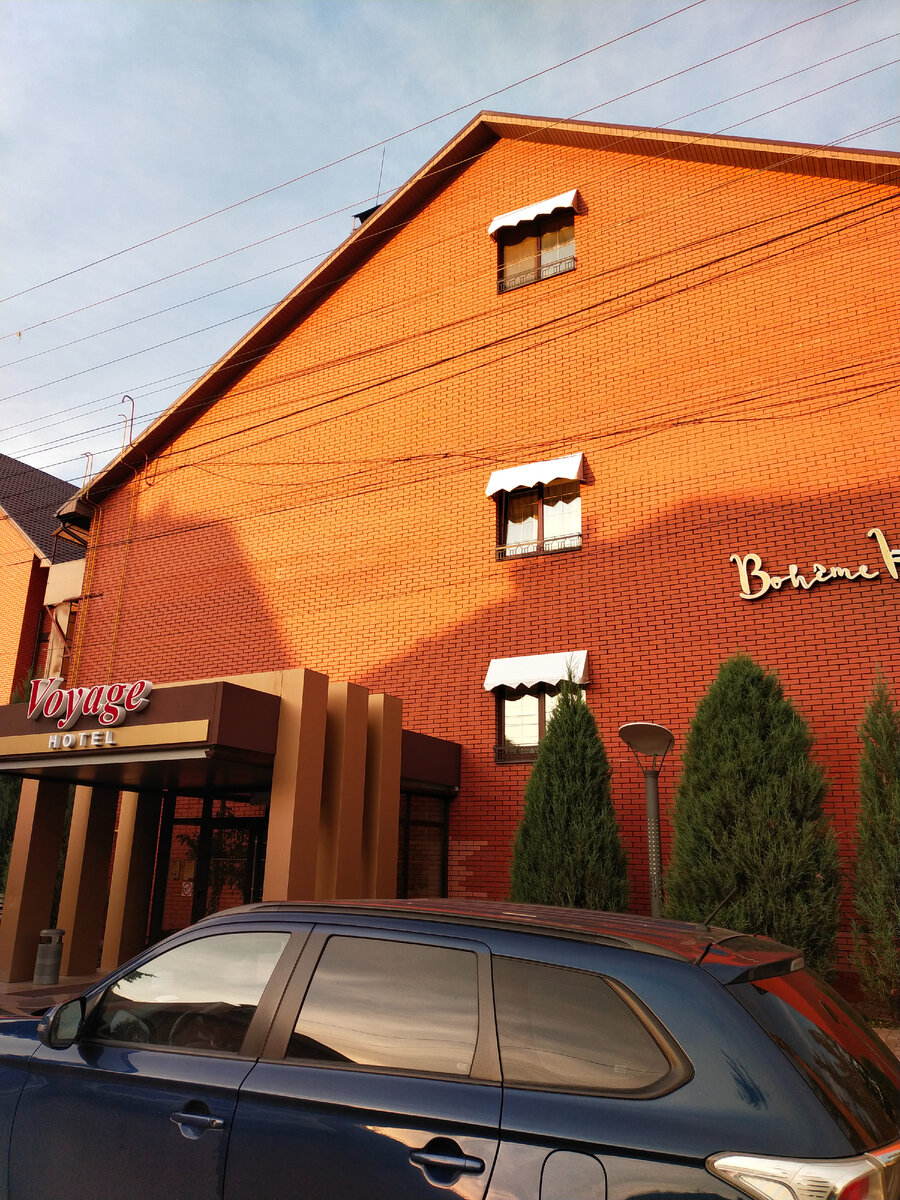 Гостиница "Отель Вояж". Здание современное и довольно-таки симпатичное. На первом этаже холл, ресторан и технические помещения. 2 и 3 этажи для постояльцев.