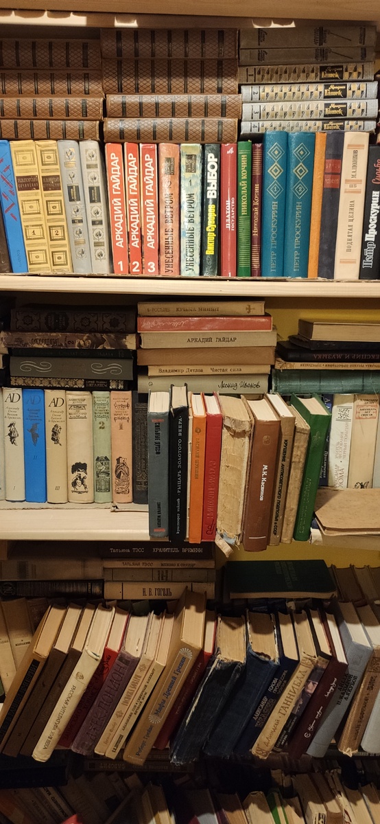 Как много старых книг.. И даже целыми сериями