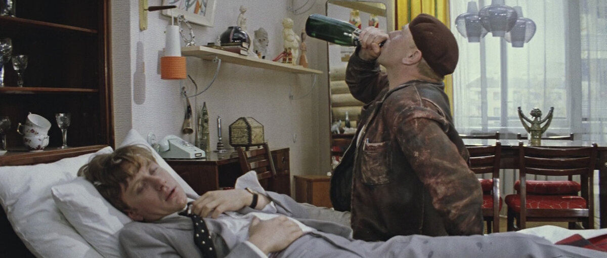 Лёлик допивает "Советское шампанское" © Мосфильм