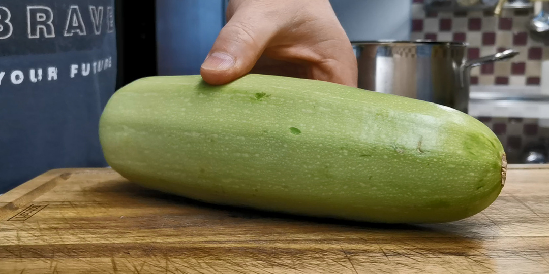 Съедаем по две порции за раз. Все кабачки идут в ход, не пропадает ни один. Готовим до конца сезона, а зимой из замороженных (супчик)