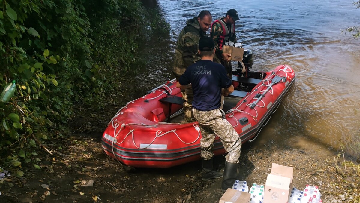     Команды спасателей МЧС России из Хабаровского и Камчатского краёв прибыли в Приморье спецбортом. 50 человек и две единицы техники помогут приморским коллегам в борьбе с паводком.