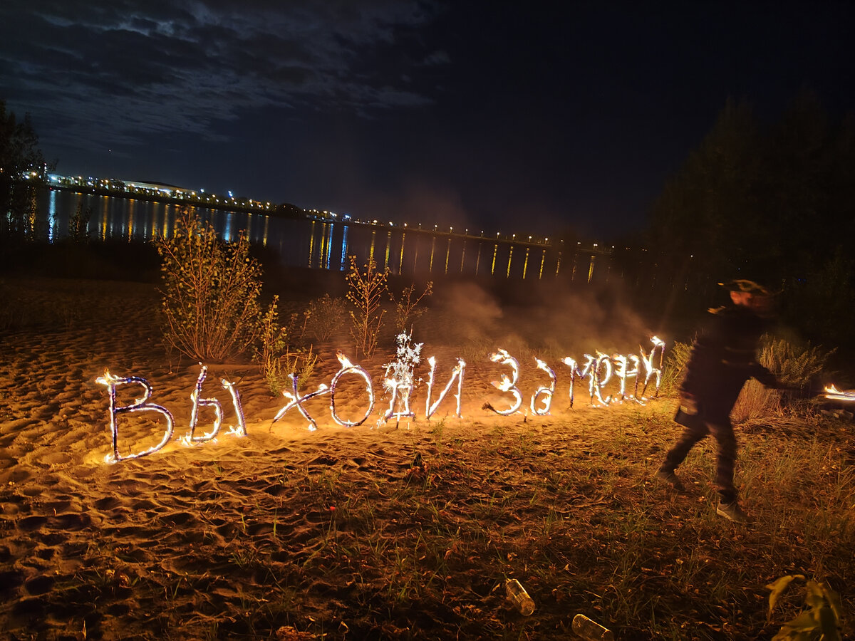 Скрытая камера в кустах подглядывает за девушками