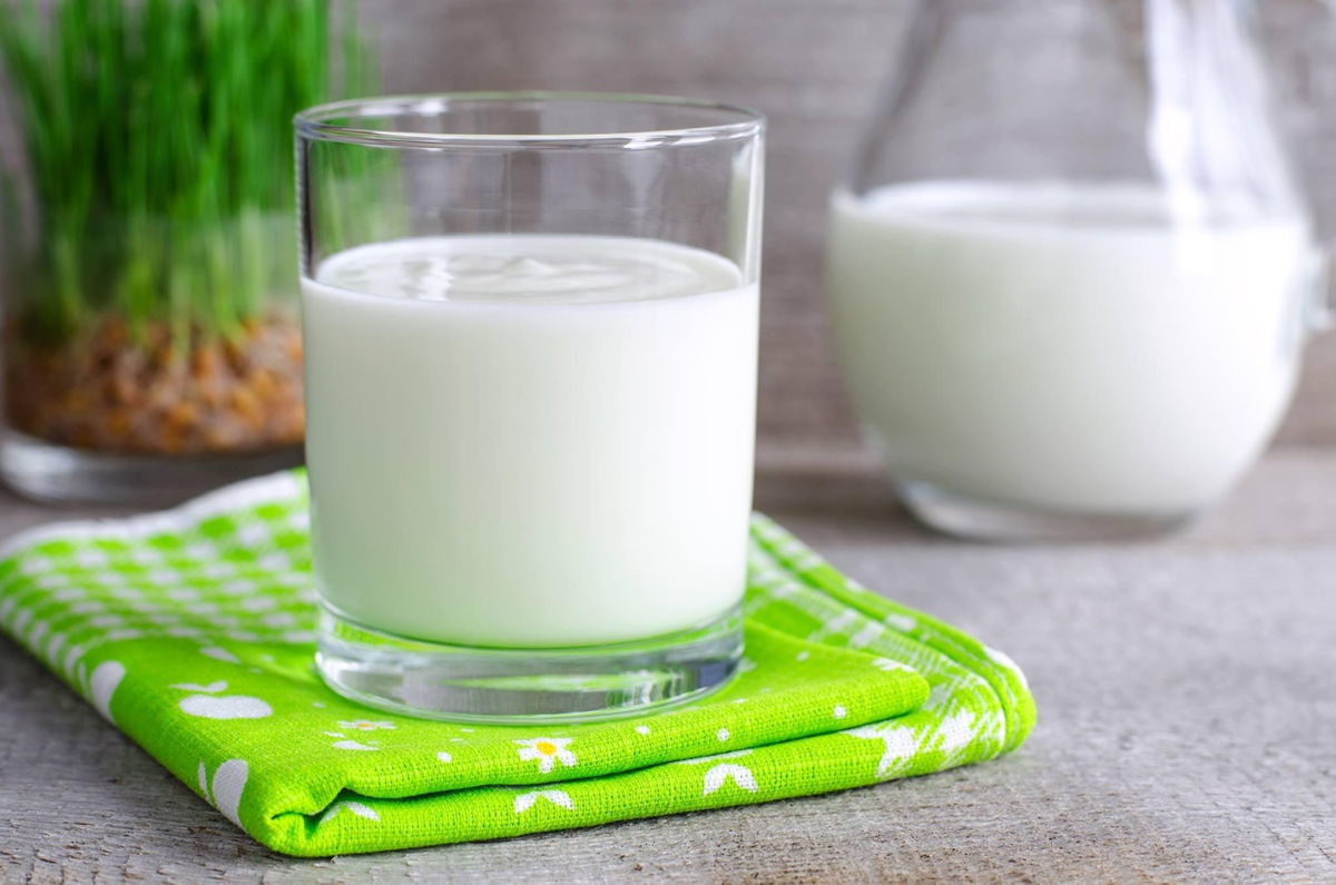 О пользе молочных продуктов известно всем, но споры о том, что же полезнее: молоко или кефир, ряженка, йогурты, не утихают. Что же, давайте разбираться.
