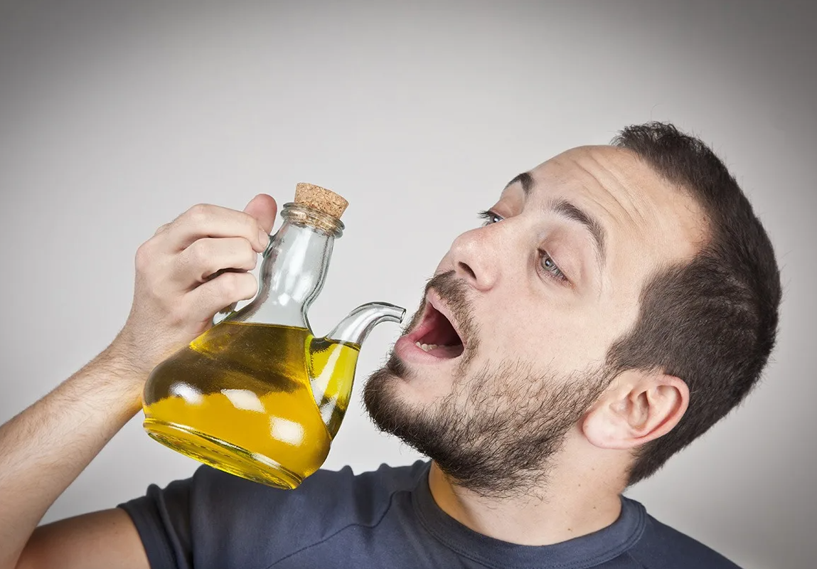 Масло растительное и люди. Полоскание рта оливковым маслом. Пить масло. Человек пьет масло.