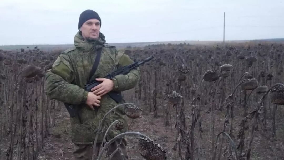     Многодетная мама из Минусинска 34-летняя Виктория Слюсарева почти год просила дать своему супругу Денису отсрочку от мобилизации. Власти обещали ей помочь, но «не успели» — мужчина погиб на СВО.