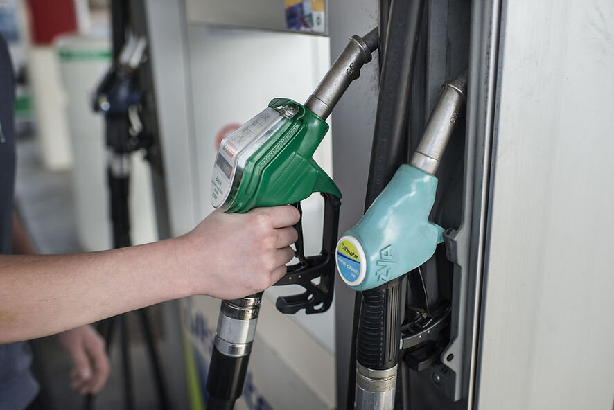 На французских заправках может подешеветь бензин