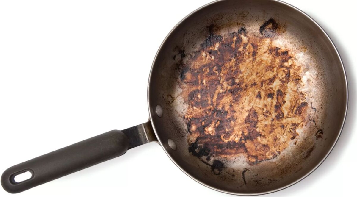 Как очистить пригоревшую сковороду картофелем с содой