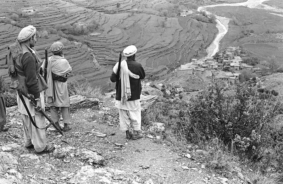 Афганские повстанцы-моджахеды на возвышенности - Фото: ASSOCIATED PRESS
