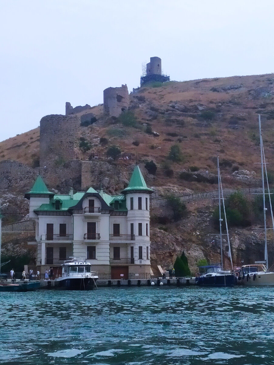 Крепость Чембало на склонах бухты