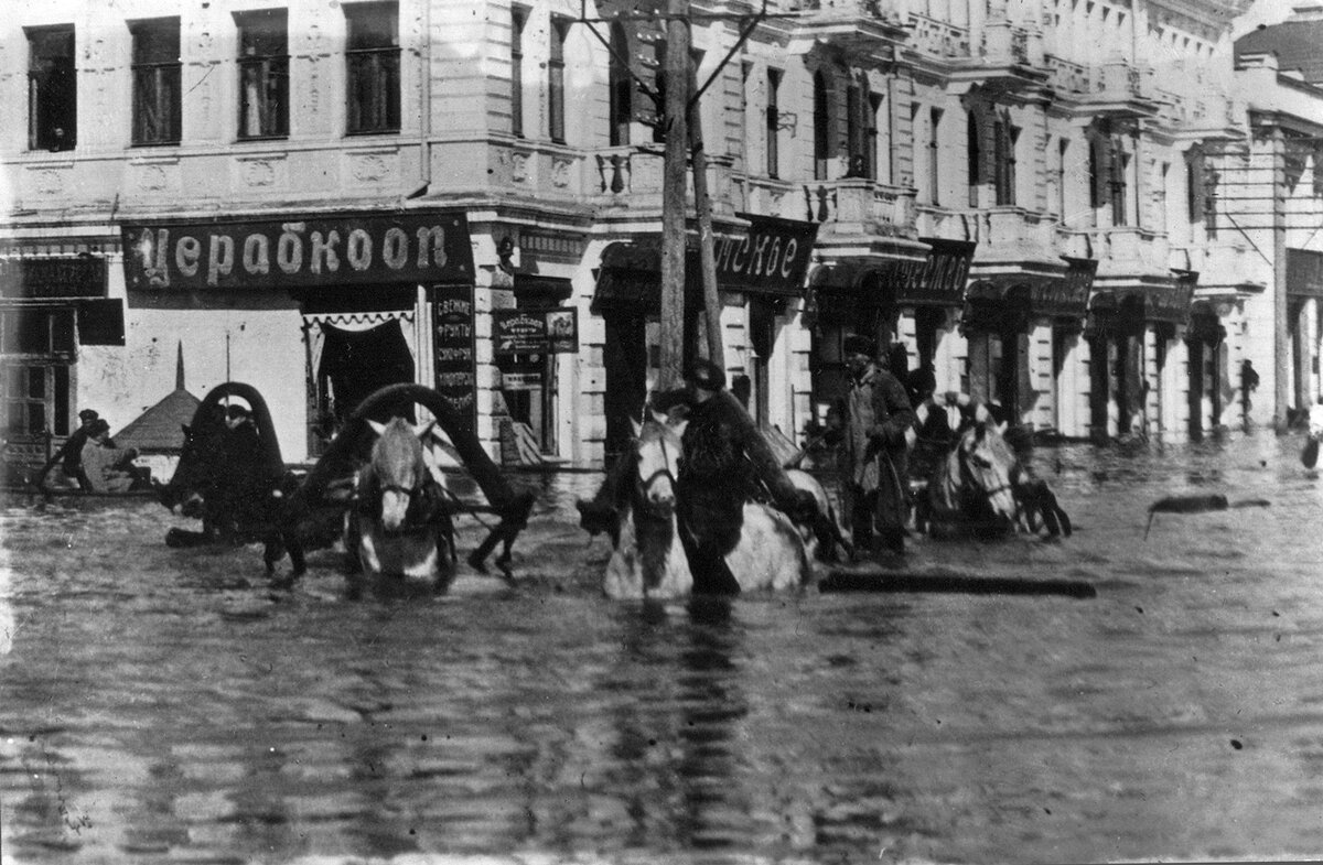 В начале 1928 года. Потоп в Омске 1928. Любинский проспект Омск потоп. Наводнение в 1928 году наводнение Омск. Старый Омск Любинский проспект.