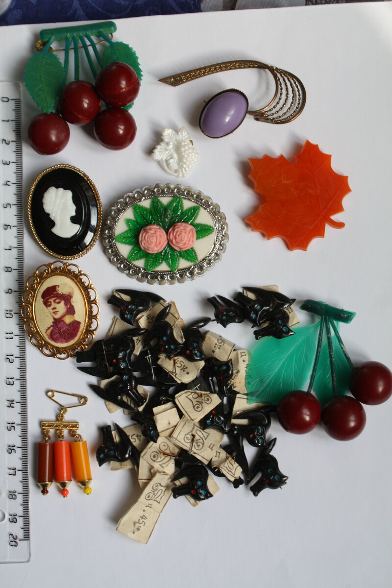 Небольшое, для начала, количество разнообразных брошей и значков, предназначенных для того, чтобы радовался глаз и повышалось настроение)