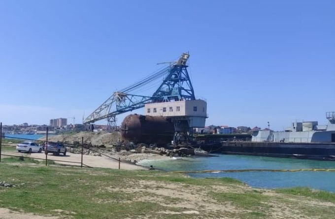 Разделка МРК "Мираж" в бухте Казачьей. Источник: Севприроднадзор