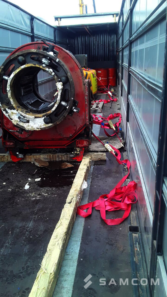 Вращатель на переднем плане, противовес и бочки