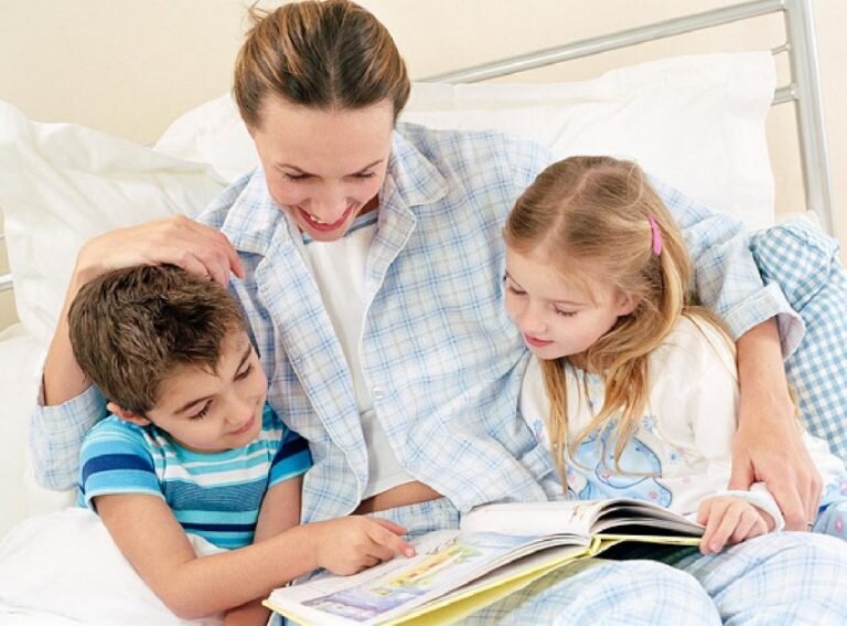 Мама учит читать. Родители учат детей. Ребенок учит с родителями. Взрослый учит ребенка. Чтение детей с родителями.