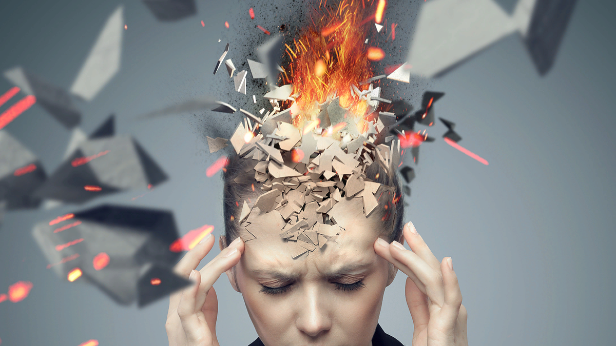 Преграда на пути. Рушит стену. Разрушить представления. Разрушить представления. Сюрреалистические фотоманипуляции.