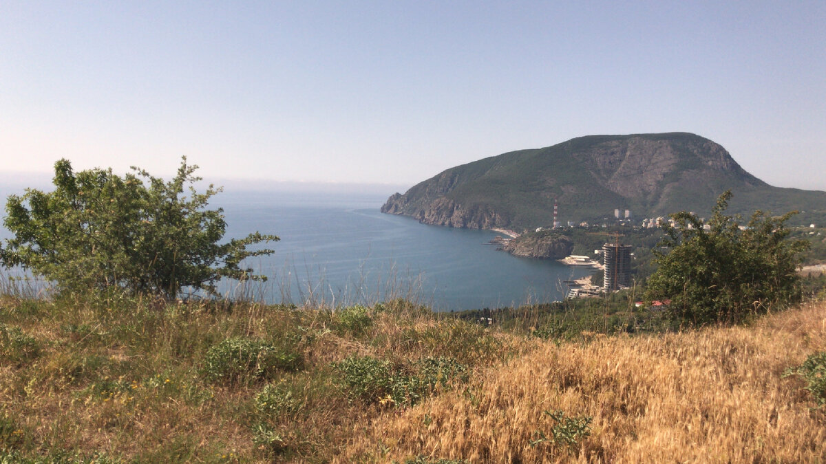 Вид на Кучук-Ламбатскую бухту со смотровой площадки над Карасаном, в окрестностях которой можно почувствовать себя в прошлом времени.