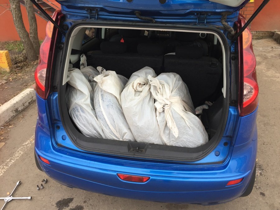 Спокойно влезают 4-е покрышки, даже без сложенного ряда сидений.