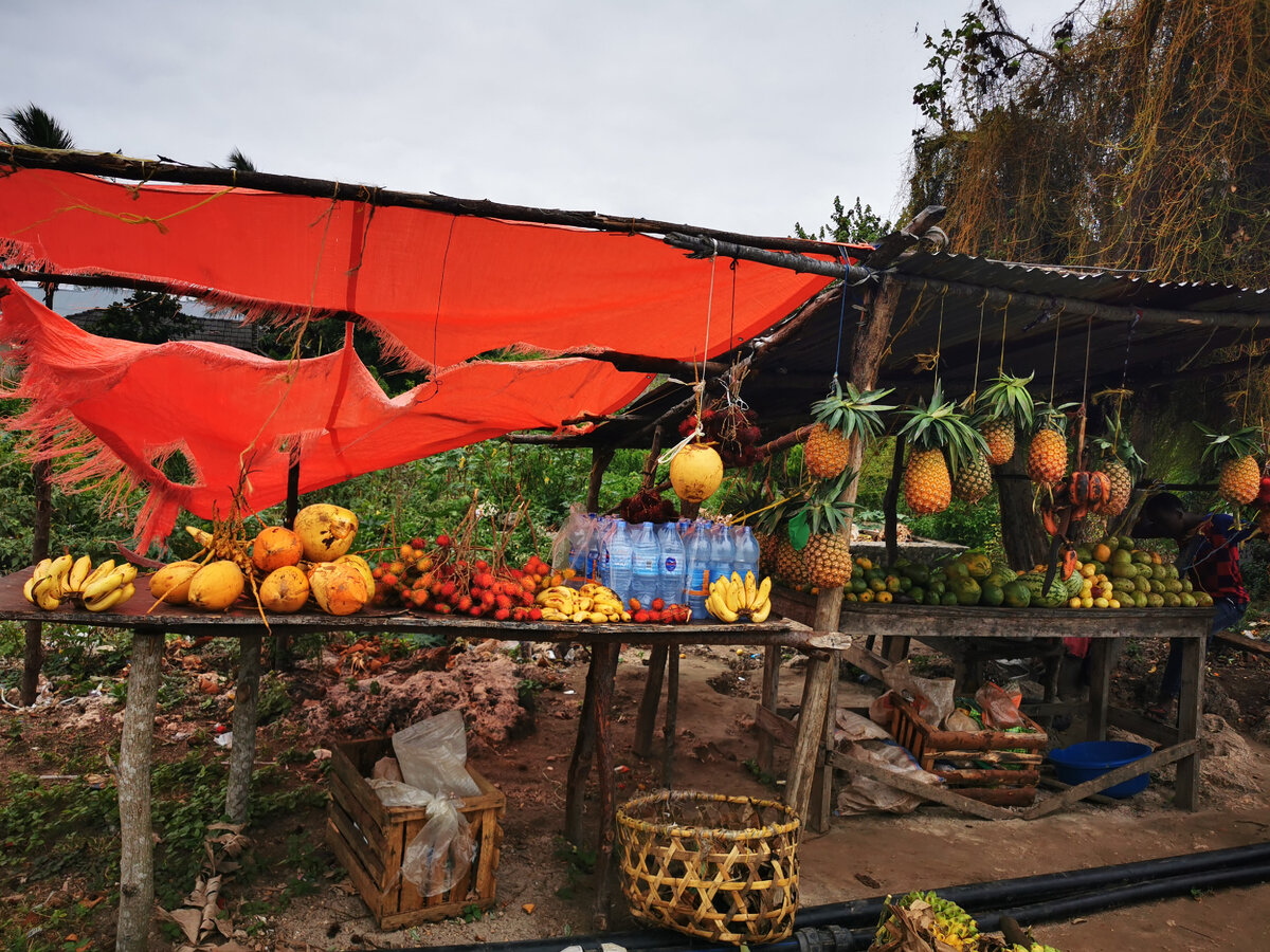 Что действительно дешево на Занзибаре - так это фрукты! Фото автора