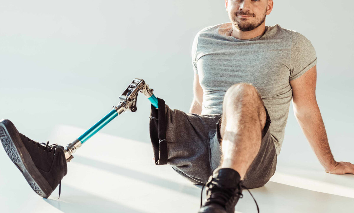металлический протез ноги. без ног на протезах. оскар писториус протезы. без ног на протезах. спортсмены с протезами.