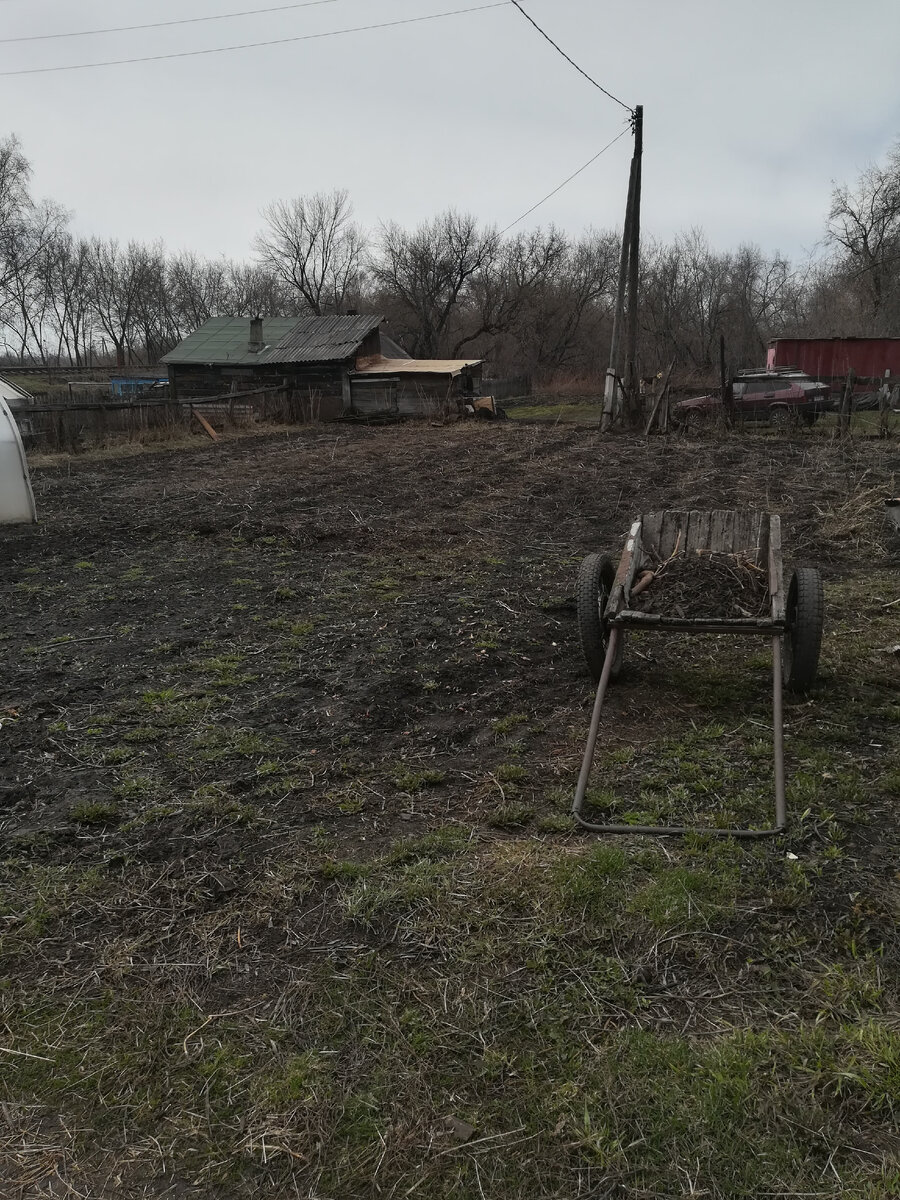   Вид на Генку( за столбом)