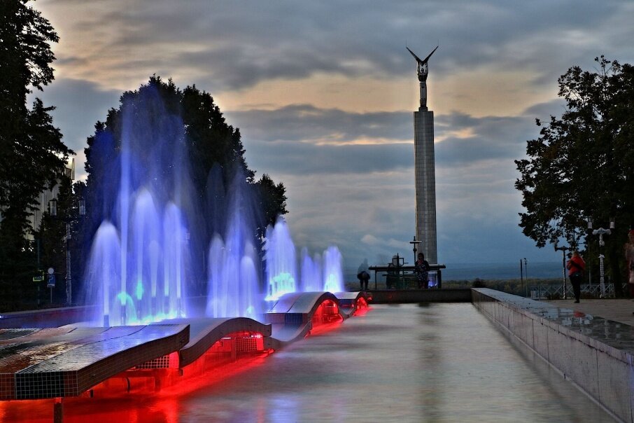 источник: https://samara.bezformata.com/listnews/samare-vklyuchili-podsvetku-fontana/61319019/?amp=1