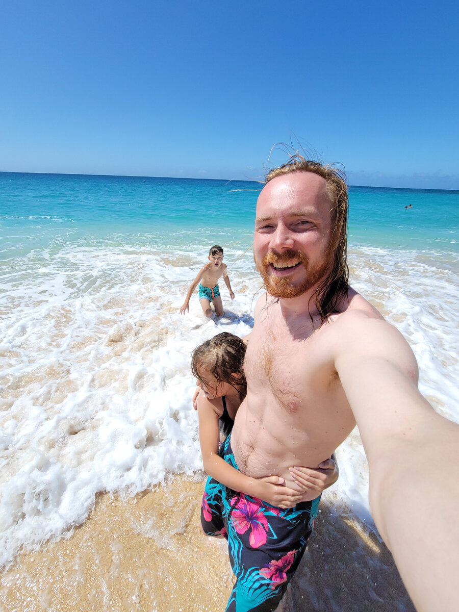 На фото Mr. Alex Nov с детьми на море